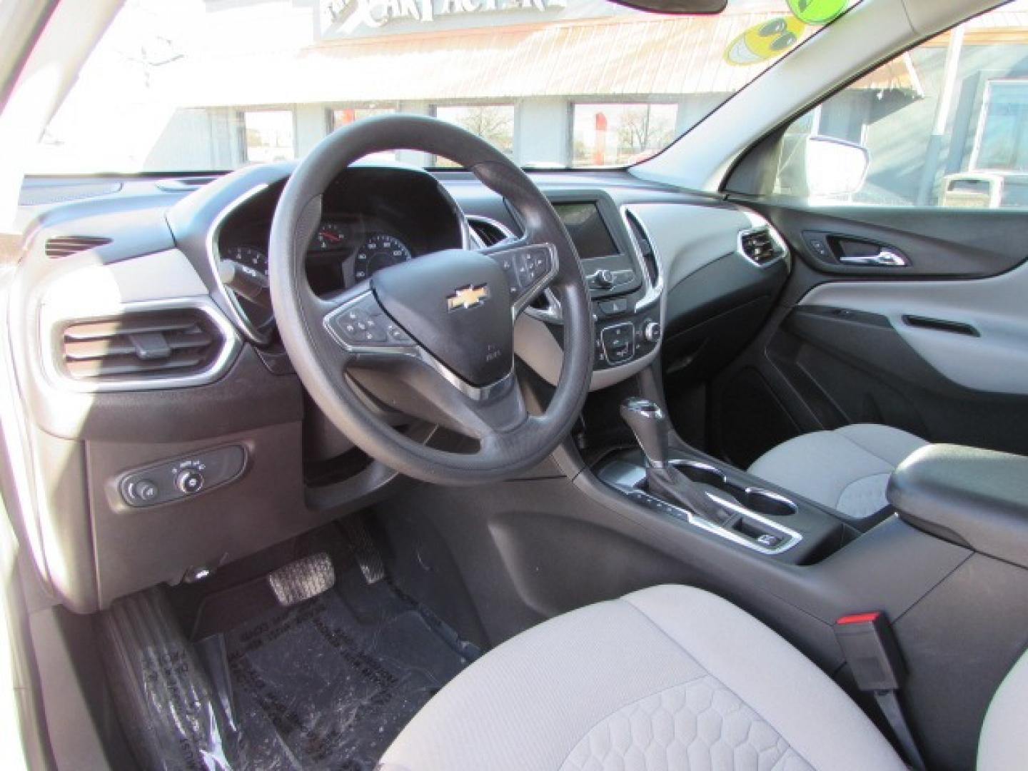 2020 White /Gray Chevrolet Equinox LS (3GNAXHEV8LS) with an 1.5L Turbo 4 cylinder engine, 6 speed automatic transmission, located at 4562 State Avenue, Billings, MT, 59101, (406) 896-9833, 45.769516, -108.526772 - Photo#9